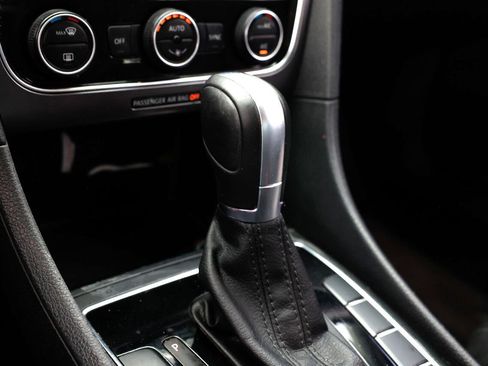 Used 2017 Volkswagen Passat 1.8T R-Line image 39