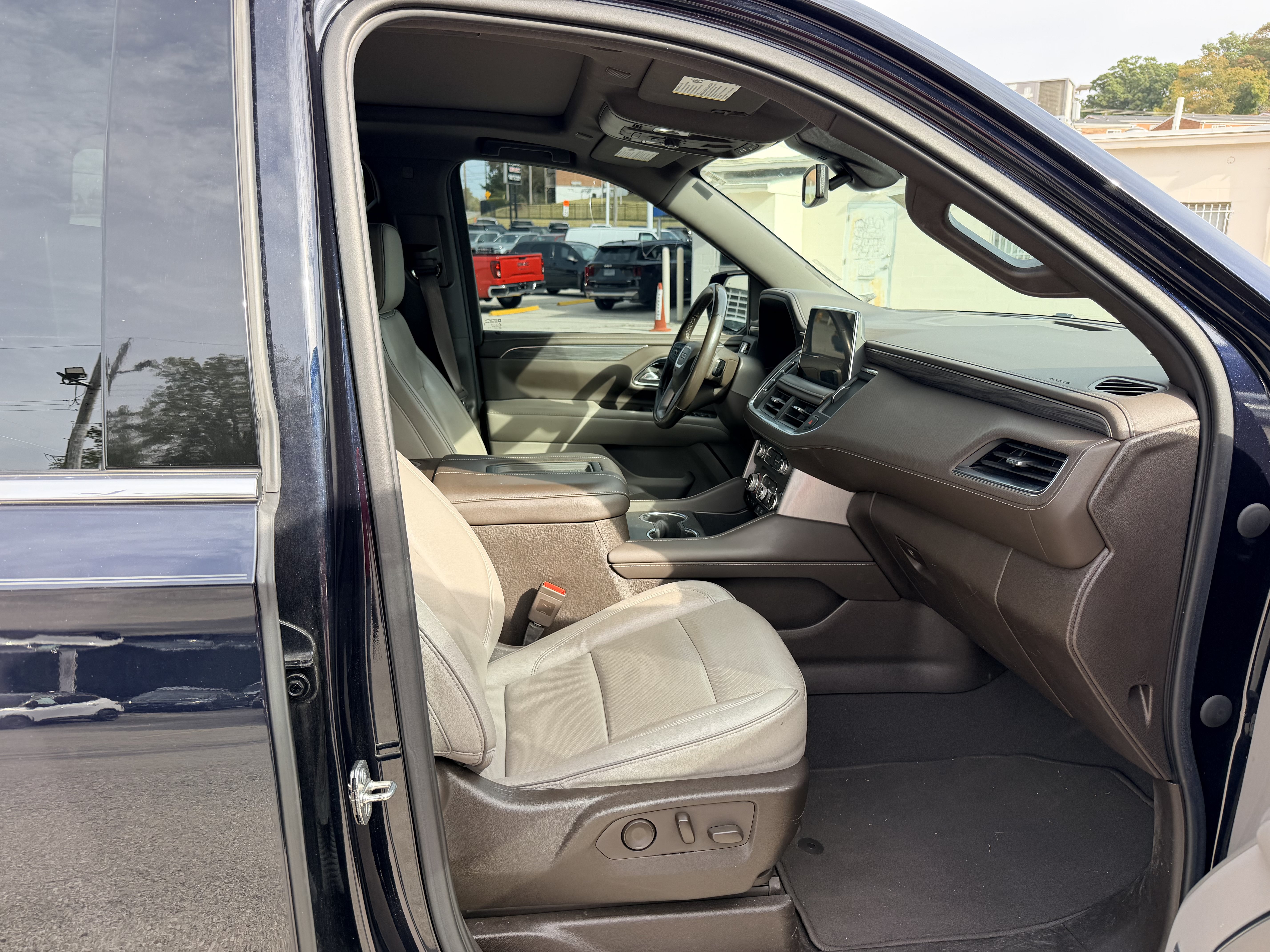 Used 2021 GMC Yukon SLT w/ SLT Premium Package AWD/4WD image 10