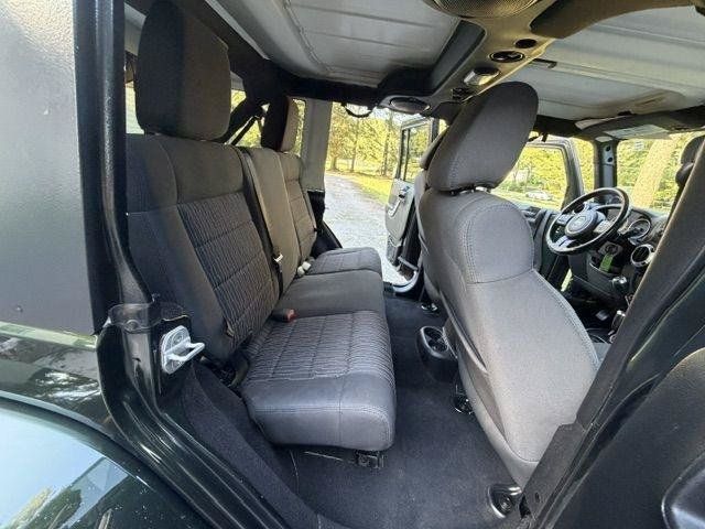 Used 2011 Jeep Wrangler Unlimited Sahara w/ Connectivity Group AWD/4WD image 21