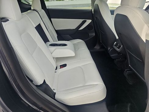 Used 2022 Tesla Model Y Long Range image 21