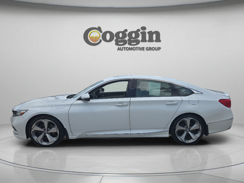 Used 2018 Honda Accord Touring image 2