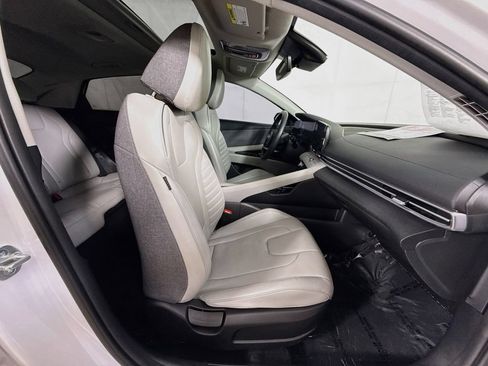 Used 2023 Hyundai Elantra Limited FWD image 32