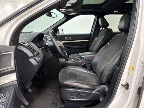 Used 2018 Ford Explorer XLT w/ Equipment Group 202A FWD image 12