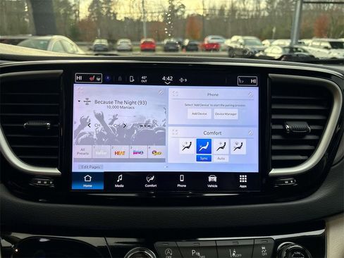 Used 2024 Chrysler Pacifica Touring-L image 28