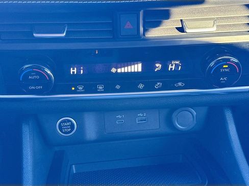 Used 2023 Nissan Rogue SV image 16