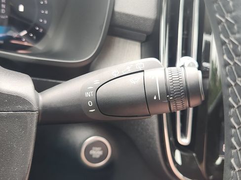 Certified 2025 Volvo XC40 B5 Plus AWD/4WD image 35
