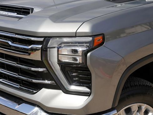 Used 2025 Chevrolet Silverado 3500 LTZ image 3