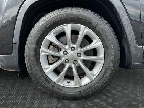 Used 2019 Jeep Cherokee Latitude w/ Popular Appearance Group image 10