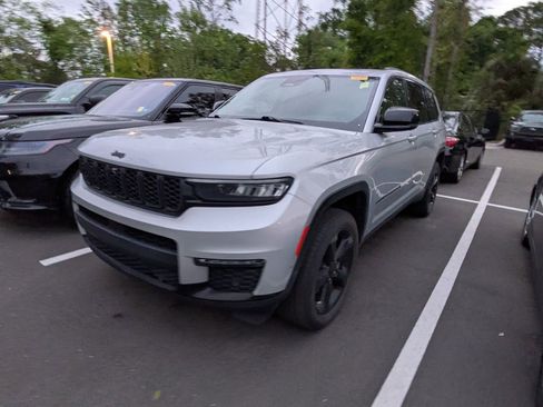 Used 2022 Jeep Grand Cherokee L Limited w/ Luxury Tech Group II image 3