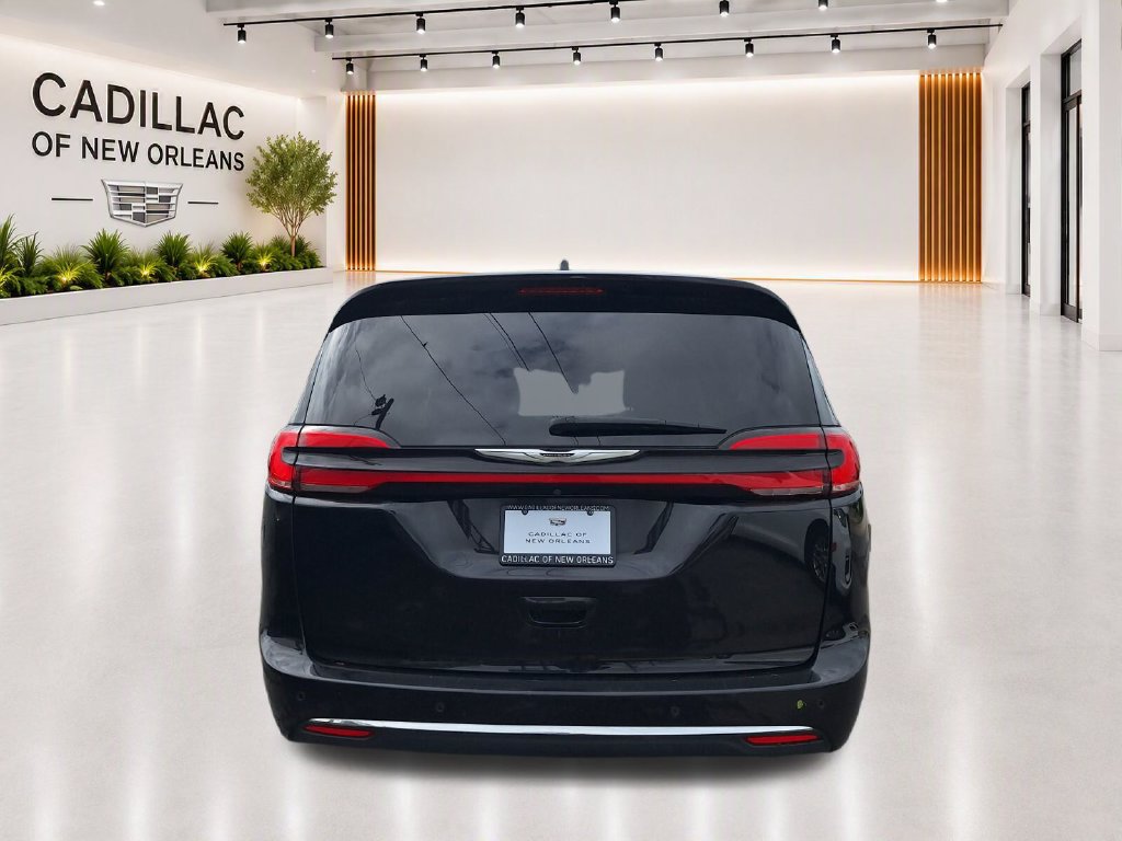 Used 2024 Chrysler Pacifica Touring-L FWD image 5
