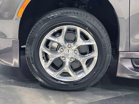Used 2017 Chrysler Pacifica Limited FWD image 13