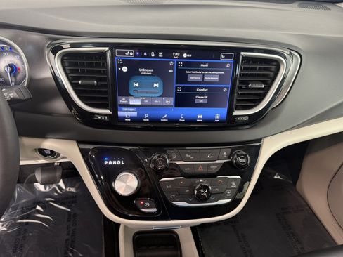Used 2024 Chrysler Pacifica Touring-L FWD image 19