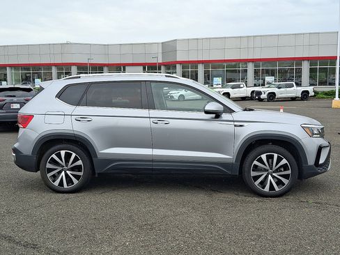Used 2022 Volkswagen Taos SE FWD image 8