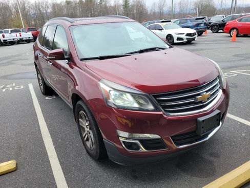 Used 2017 Chevrolet Traverse LT image 3