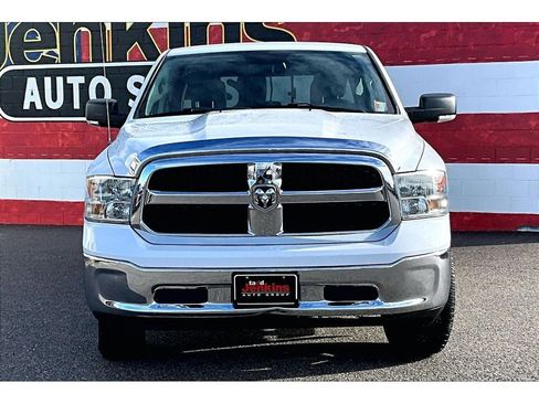 Used 2019 RAM 1500 Classic SLT w/ Luxury Group image 3