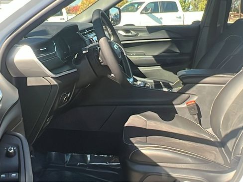 New 2025 Jeep Grand Cherokee L Laredo image 15