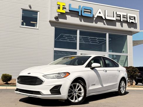 Used 2019 Ford Fusion SE FWD image 1