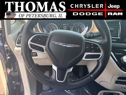 Used 2018 Chrysler Pacifica Touring-L Plus w/ Tire & Wheel Group FWD image 10