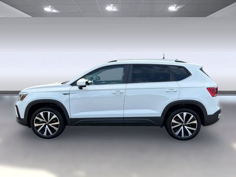 Used 2023 Volkswagen Taos SE FWD image 2