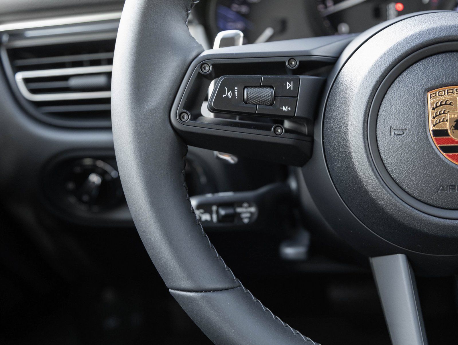 Certified 2026 Porsche Macan AWD/4WD image 15