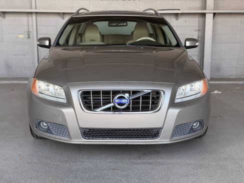 Used 2010 Volvo V70 FWD image 4
