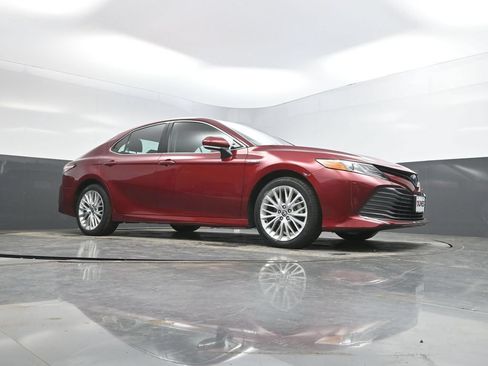 Used 2020 Toyota Camry XLE FWD image 33