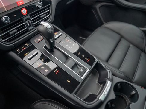 Certified 2026 Porsche Macan AWD/4WD image 21
