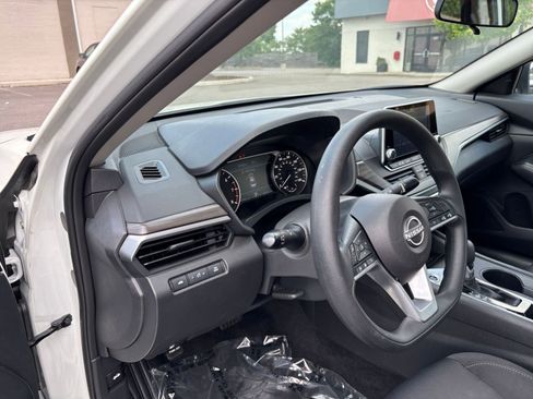 Used 2025 Nissan Altima 2.5 SV FWD image 35
