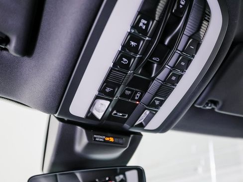 Certified 2025 Porsche Macan image 21