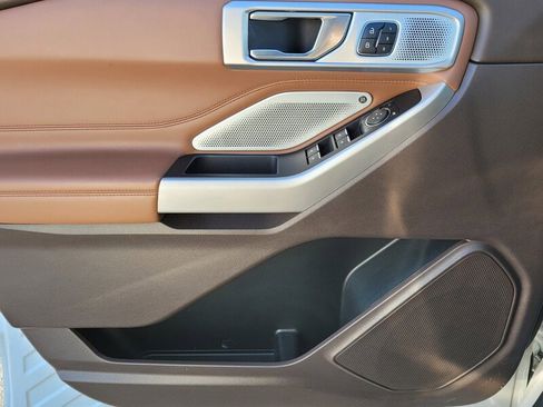 Used 2024 Ford Explorer King Ranch w/ Technology Package image 28