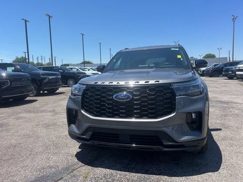 Used 2025 Ford Explorer ST-Line w/ ST-Line Street Pack AWD/4WD image 8