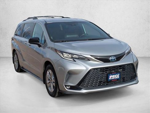 Used 2022 Toyota Sienna XSE image 3