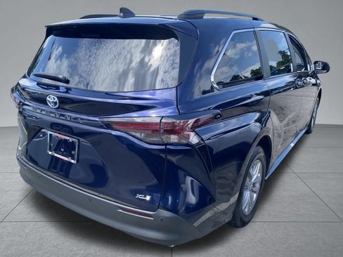 Used 2025 Toyota Sienna XLE FWD image 15