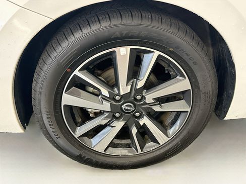 Used 2025 Nissan Versa SV FWD image 11