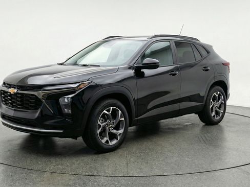 Used 2025 Chevrolet Trax LT image 3