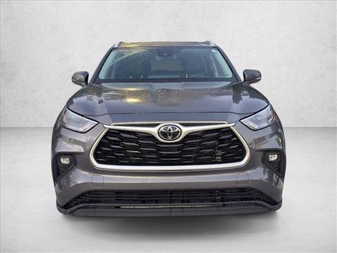 Used 2024 Toyota Highlander XLE FWD image 2