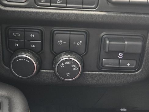 Used 2021 Chevrolet Tahoe Premier w/ Premium Package image 25