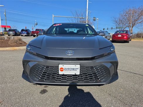 Used 2025 Toyota Camry SE image 11