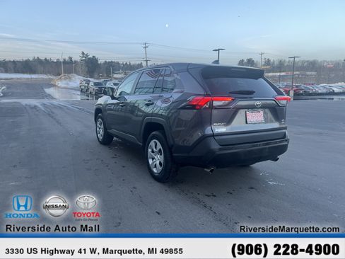 Used 2022 Toyota RAV4 LE image 6