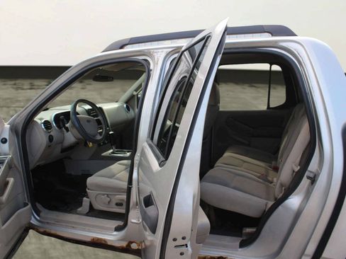 Used 2007 Ford Explorer Sport Trac XLT AWD/4WD image 6