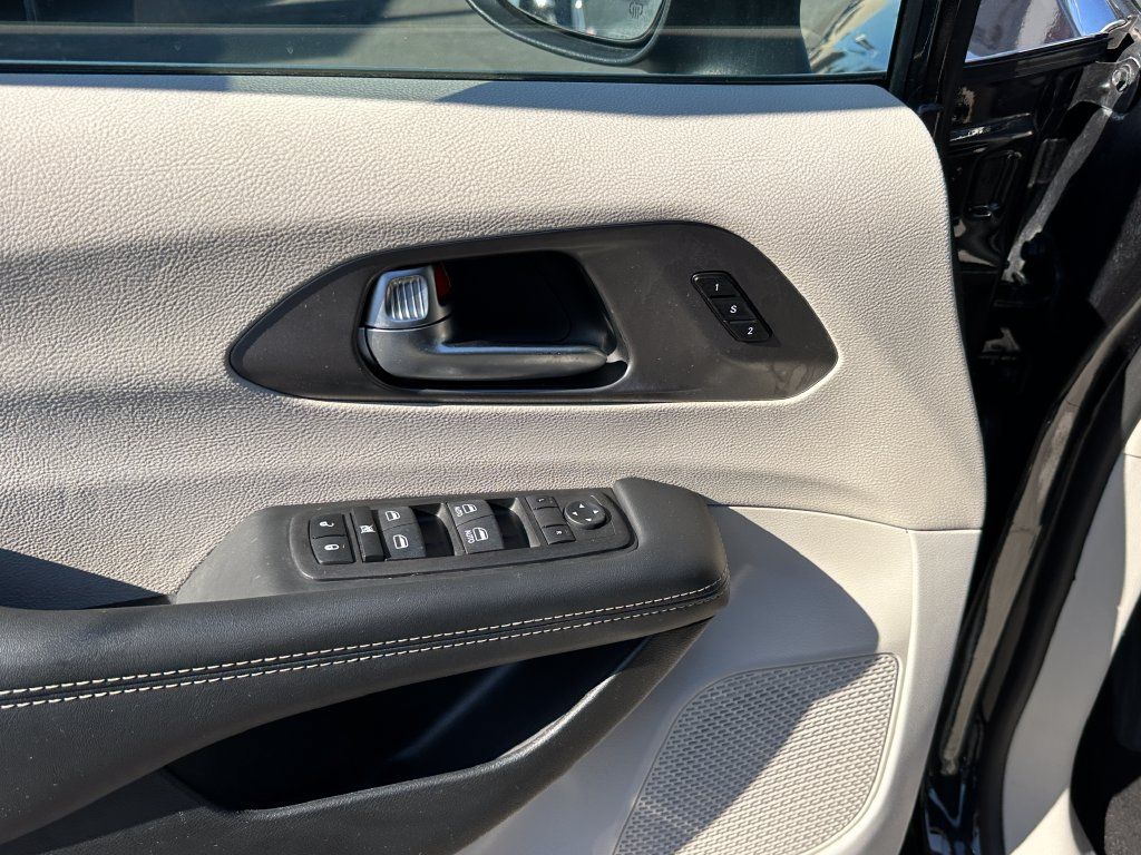 Used 2023 Chrysler Pacifica Touring-L FWD image 23