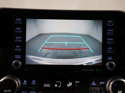 Used 2022 Toyota Highlander XLE FWD image 18