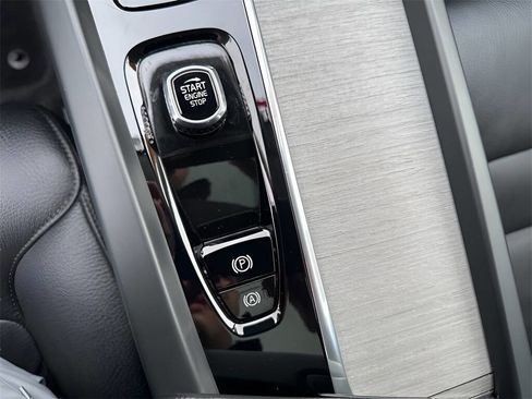 Used 2025 Volvo XC60 B5 Plus image 19