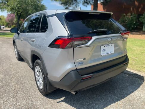 Used 2022 Toyota RAV4 LE AWD/4WD image 3