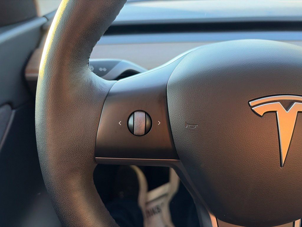 Used 2022 Tesla Model Y Long Range AWD/4WD image 25