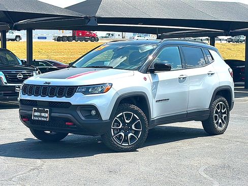 Used 2025 Jeep Compass Trailhawk AWD/4WD image 2