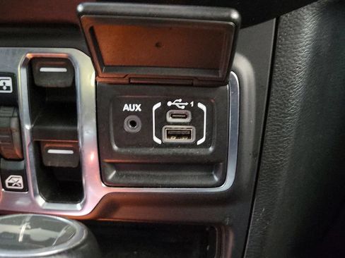 Used 2021 Jeep Wrangler Unlimited Sahara AWD/4WD image 22