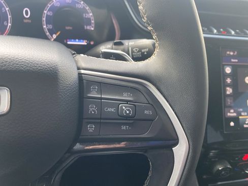 Used 2023 Jeep Grand Cherokee Altitude image 10