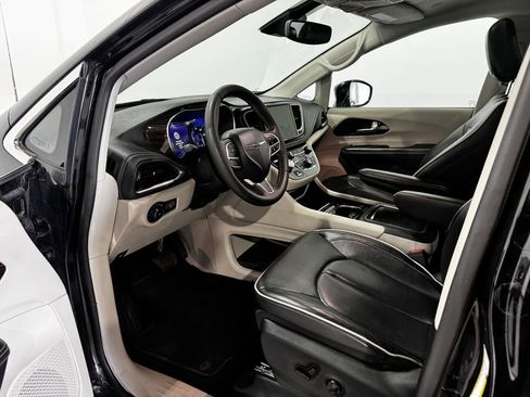 Used 2024 Chrysler Pacifica Limited FWD image 15