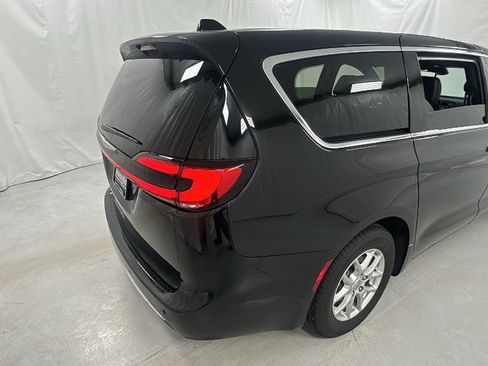 Used 2025 Chrysler Pacifica Select FWD image 3